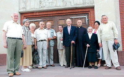 Helena Kidyba i Tomasz Bogusiewicz z proboszczem ks. kan. Stanisławem Sikorskim. Obok jubilatów stoją Krystyna i Roman Kidybowie (z prawej) oraz Krystyna i Władysław Bogusiewiczowie