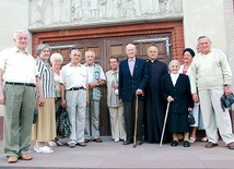 Helena Kidyba i Tomasz Bogusiewicz z proboszczem ks. kan. Stanisławem Sikorskim. Obok jubilatów stoją Krystyna i Roman Kidybowie (z prawej) oraz Krystyna i Władysław Bogusiewiczowie