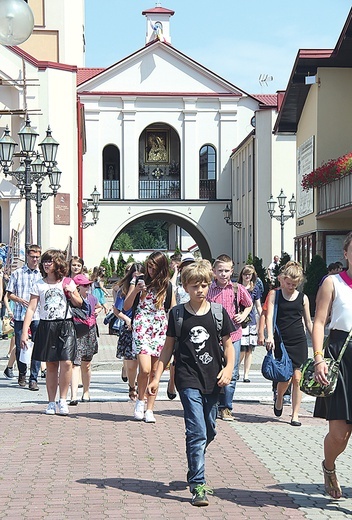  Młodzież spotkała się w skarżyskim sanktuarium