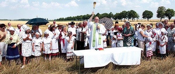 – Dziękujemy Ci za wszystkie dary ziemi od Ciebie pochodzące  – modlił się ks. Krzysztof  Sudziński,  proboszcz  z Białkowa