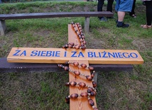 Pielgrzymi na swoich barkach poniosą drewniany krzyż z napisem: "Za siebie i za bliźniego"