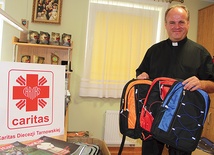  – W tym roku kupiliśmy 600 plecaków – mówi ks. Piotr Grzanka, wicedyrektor Caritas DT