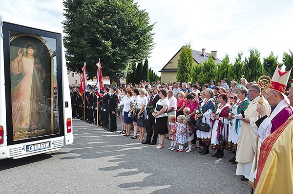 Biskup, kapłani i wierni witają obraz w Uszwi