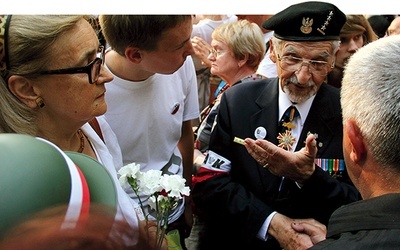 Powstaniec i wianuszek słuchaczy – to częsty widok podczas uroczystości na Wojskowych Powązkach