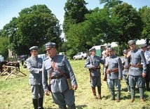 „Kadrówka” gotowa do wymarszu. Na pierwszym planie Dawid Warmus, odgrywający rolę Tadeusza Kasprzyckiego, dowódcy kompanii. Obok niego Andrzej Żmudzki jako komendant Józef Piłsudski