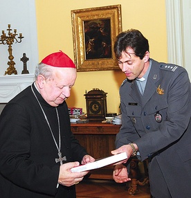 Ks. płk Stanisław Gulak wręcza kard. Stanisławowi Dziwiszowi symboliczny Nóż Komandosa, broń żołnierzy jednostek specjalnych