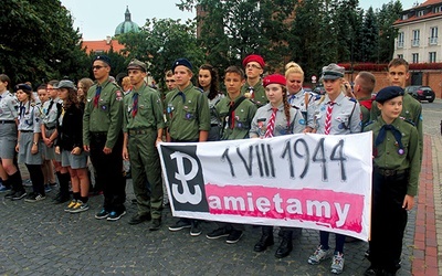  Płoccy harcerze na różny sposób przypominali o 70. rocznicy wybuchu powstania warszawskiego. Na chodnikach malowali znak Polski Walczącej, byli również obecni  w godzinie „W” przy płycie Nieznanego Żołnierza 