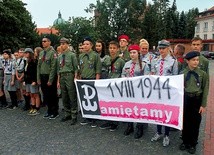  Płoccy harcerze na różny sposób przypominali o 70. rocznicy wybuchu powstania warszawskiego. Na chodnikach malowali znak Polski Walczącej, byli również obecni  w godzinie „W” przy płycie Nieznanego Żołnierza 