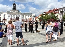  Młodzież z Teatru Trzeciego wystąpiła z ewangelizacyjnym spektaklem na Starym Rynku w Płocku