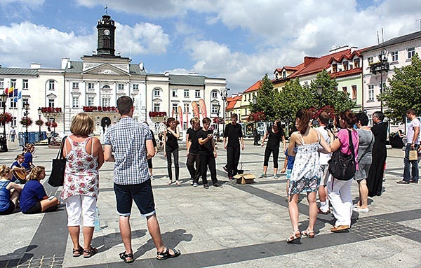  Młodzież z Teatru Trzeciego wystąpiła z ewangelizacyjnym spektaklem na Starym Rynku w Płocku