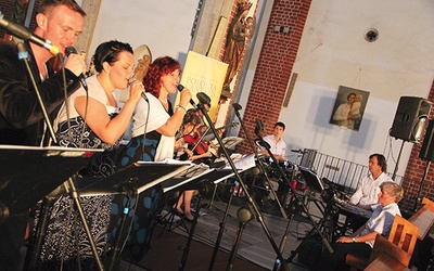 W inauguracyjnym koncercie wystąpili artyści z zespołu „Lumen” w popchrześcijańskim repertuarze