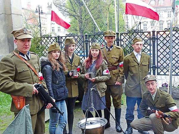 Obozowisko partyzanckie zorganizowane w Kamiennej Górze  podczas „Wybuchowej majówki” 2014