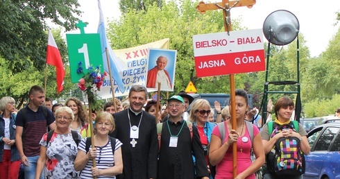Bp Roman Pindel i ks. Józef Walusiak na czele 23. Diecezjalnej Pieszej Pielgrzymki na Jasną Górę z Bielska-Białej