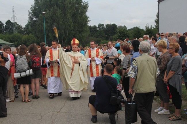 Pielgrzymów przed wyruszeniem w drogę pobłogosławił bp Henryk Tomasik