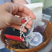 Od kilku tygodni wierni z parafii Niepokalanego Serca NMP w Skierniewicach zbierają różańce dla więźniów