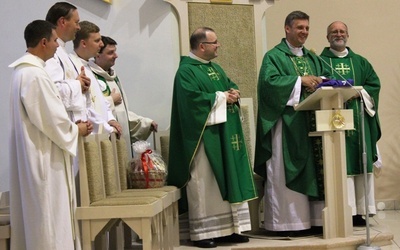 Bp Roman Pindel (drugi z prawej) był gościem uczestników kursów Szkół Nowej Ewangelizacji "Andrzej" i "Józef Barnaba" w Pogórzu