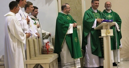 Bp Roman Pindel (drugi z prawej) był gościem uczestników kursów Szkół Nowej Ewangelizacji "Andrzej" i "Józef Barnaba" w Pogórzu