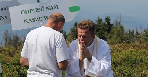 Tego dnia nie mogło zabraknąć okazji do sakramentu pokuty i pojednania. Na zdjęciu: spowiada ks. Sebastian Rucki