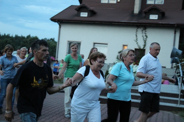 Beskidzcy pątnicy zbliżaja się do Jasnej Góry