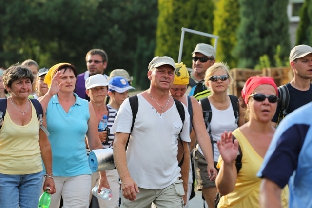 Beskidzcy pątnicy zbliżaja się do Jasnej Góry