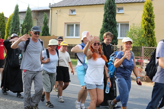 Beskidzcy pątnicy zbliżaja się do Jasnej Góry