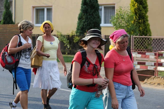 Beskidzcy pątnicy zbliżaja się do Jasnej Góry