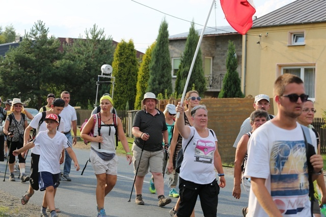 Beskidzcy pątnicy zbliżaja się do Jasnej Góry