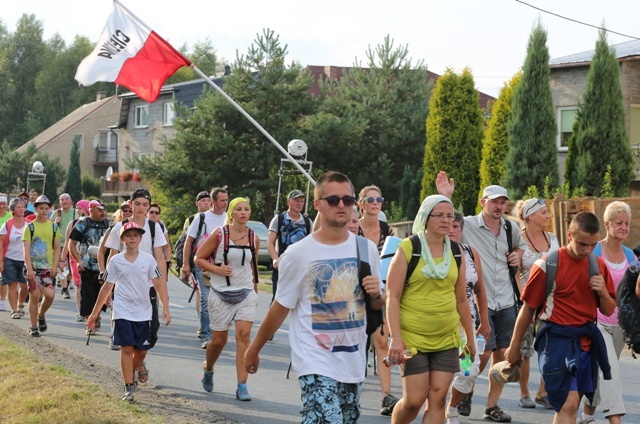 Beskidzcy pątnicy zbliżaja się do Jasnej Góry