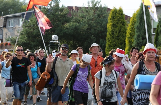 Beskidzcy pątnicy zbliżaja się do Jasnej Góry