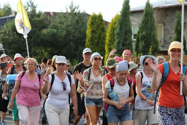 Beskidzcy pątnicy zbliżaja się do Jasnej Góry