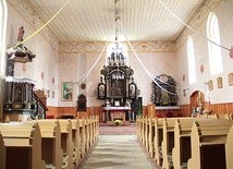 Kościół pochodzi z XIV w., w latach 1525–1945 był w rękach ewangelików