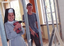  – Ekipę remontową mamy na medal – zapewnia s. Maria, która fachowców wspiera dobrym słowem i ciepłym uśmiechem