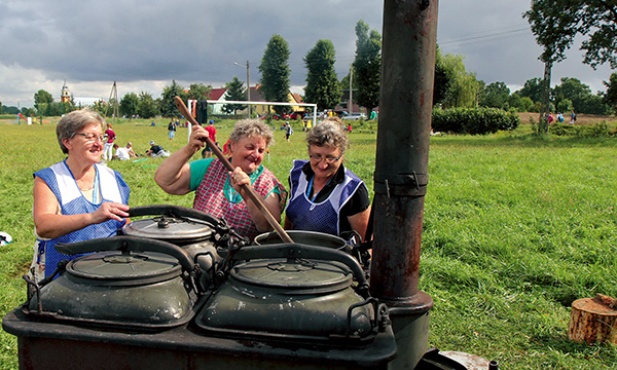 Zofia Czwojdzińska, Barbara Czyczyk i Celina Twór codziennie dbają o przygotowanie dla pielgrzymów znakomitego obiadu, który już stał się legendą