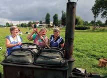 Zofia Czwojdzińska, Barbara Czyczyk i Celina Twór codziennie dbają o przygotowanie dla pielgrzymów znakomitego obiadu, który już stał się legendą