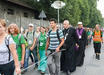  Na ostatnim postoju do pielgrzymów dołączył bp Zbigniew Kiernikowski, który przeszedł z nimi kilka kilometrów, mówiąc w każdej grupie minikonferencję