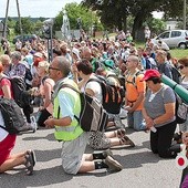 Pielgrzymi na kolanach. W czasie drogi zatrzymywali się przed każdym mijanym kościołem, aby pozdrowić Najświętszy Sakrament