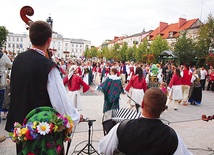  W czasie tegorocznego festiwalu nie zabraknie kontaktu między publicznością a tancerzami. Zespoły ludowe będą wspólnie muzykować z mieszkańcami Płocka na Starym Rynku