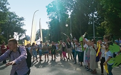 Rozśpiewane grupy pielgrzymów kolejno wchodziły do jasnogórskiego sanktuarium