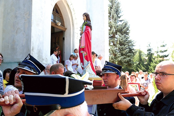  Na zakończenie Sumy odpustowej jej uczestnicy udali się w procesji wokół kościoła, niosąc figurę swojej patronki