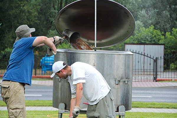 Służby pielgrzymkowe – kuchnia, porządkowi, kwatermistrze, „druciki” z techniki, służba liturgiczna, informacja, sanepid, medycy  – w sumie liczyły ok. 100 osób