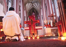  Modlitwy śpiewami z Taizé odbywają się we Wrocławiu regularnie od prawie 25 lat. Wielu młodych uczestniczy również w spotkaniach poza granicami Polski