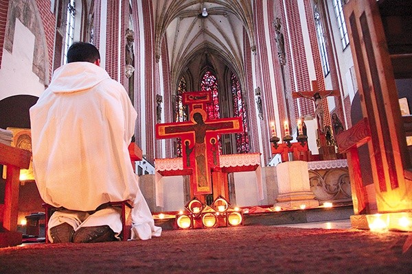  Modlitwy śpiewami z Taizé odbywają się we Wrocławiu regularnie od prawie 25 lat. Wielu młodych uczestniczy również w spotkaniach poza granicami Polski