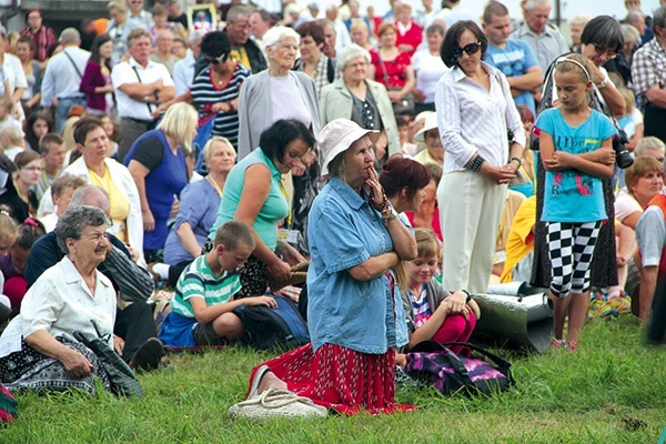  Pielgrzymi podczas Mszy św. na seminaryjnym placu