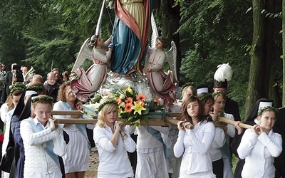 Wniebowzięcie jest znakiem nadziei, że i my, jak Maryja, dojdziemy do nieba wraz z ciałem. Na zdjęciu uroczystości na Górze św. Anny