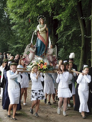 Wniebowzięcie jest znakiem nadziei, że i my, jak Maryja, dojdziemy do nieba wraz z ciałem. Na zdjęciu uroczystości na Górze św. Anny