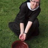 s. Marcina Wieszołek – franciszkanka od pokuty i miłości chrześcijańskiej, mieszka w klasztorze w Częstochowie, na co dzień pracuje jako pielęgniarka w hospicjum.