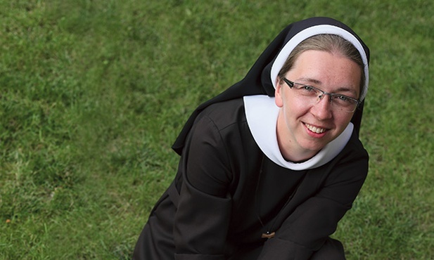 s. Marcina Wieszołek – franciszkanka od pokuty i miłości chrześcijańskiej, mieszka w klasztorze w Częstochowie, na co dzień pracuje jako pielęgniarka w hospicjum.