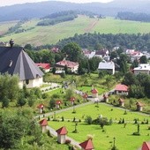 Widok z Golgoty. U stóp ogród różańcowy. Z lewej kościół parafialny. Niskie wzgórze naprzeciwko  to Szubienica