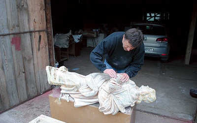  Tomasz Kapuśniak odnawia zabytkową rzeźbę z głównego ołtarza