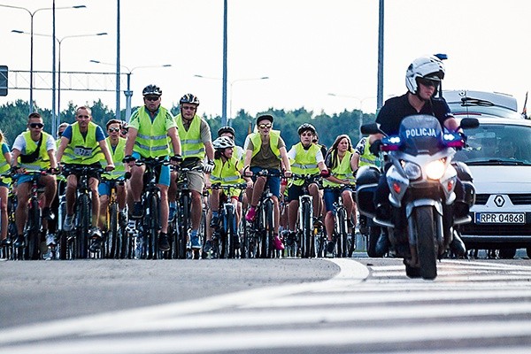 Ponad 600 rowerzystów przejechało nowym odcinkiem w otwierającym go rajdzie 